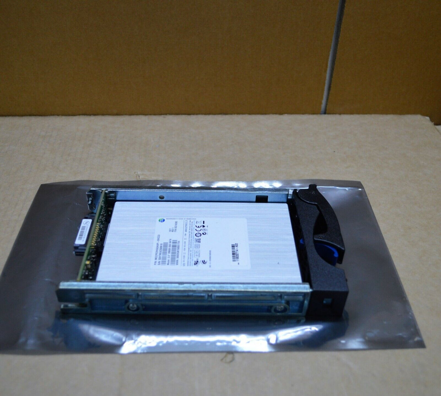 EMC 200GB SSD SATA 3.5" 6 Gbps P/N : 005049076 Hard Drive
