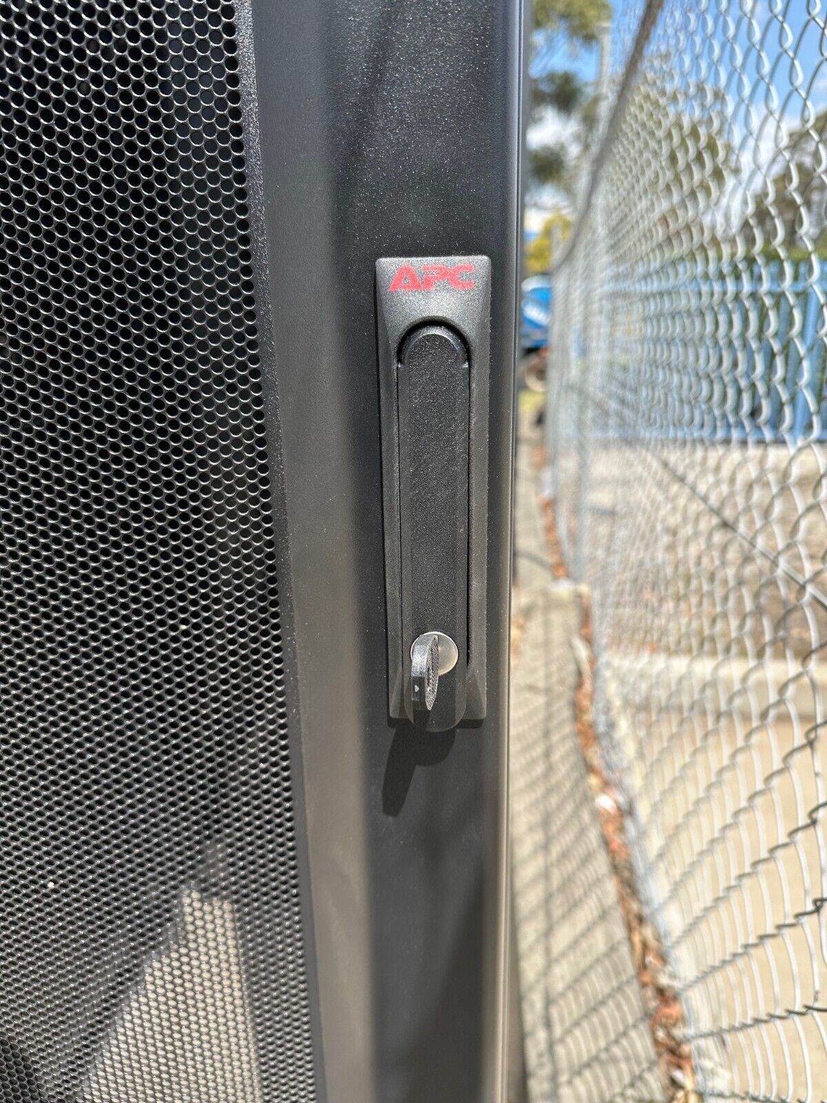 APC NetShelter SX 48RU Server Rack Locakable Cabinet 1070x600x1900mm