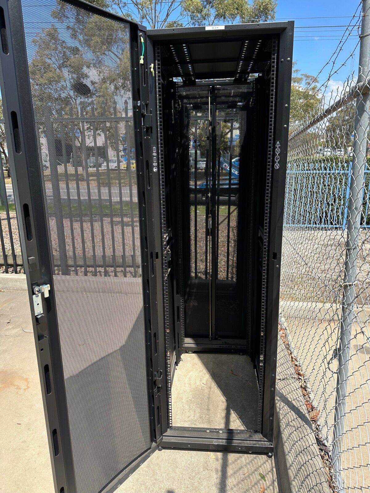 APC NetShelter SX 48RU Server Rack Locakable Cabinet 1070x600x1900mm